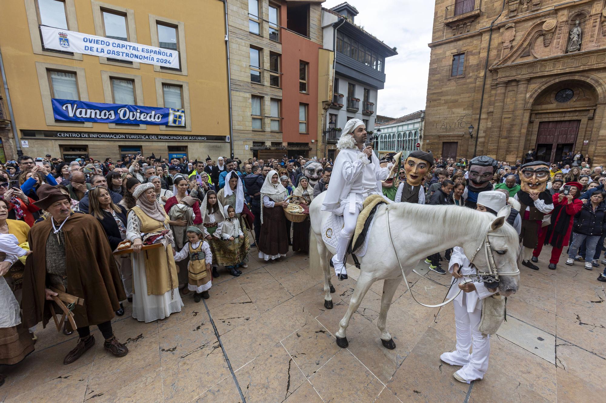 En imágenes | Cabalgata del Heraldo por las calles de Oviedo