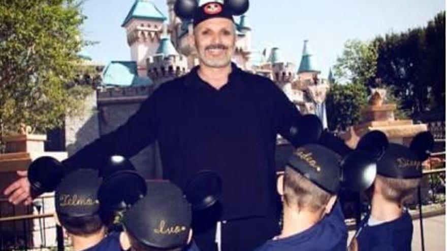 Miguel Bosé y sus cuatro hijos en Disneyland.