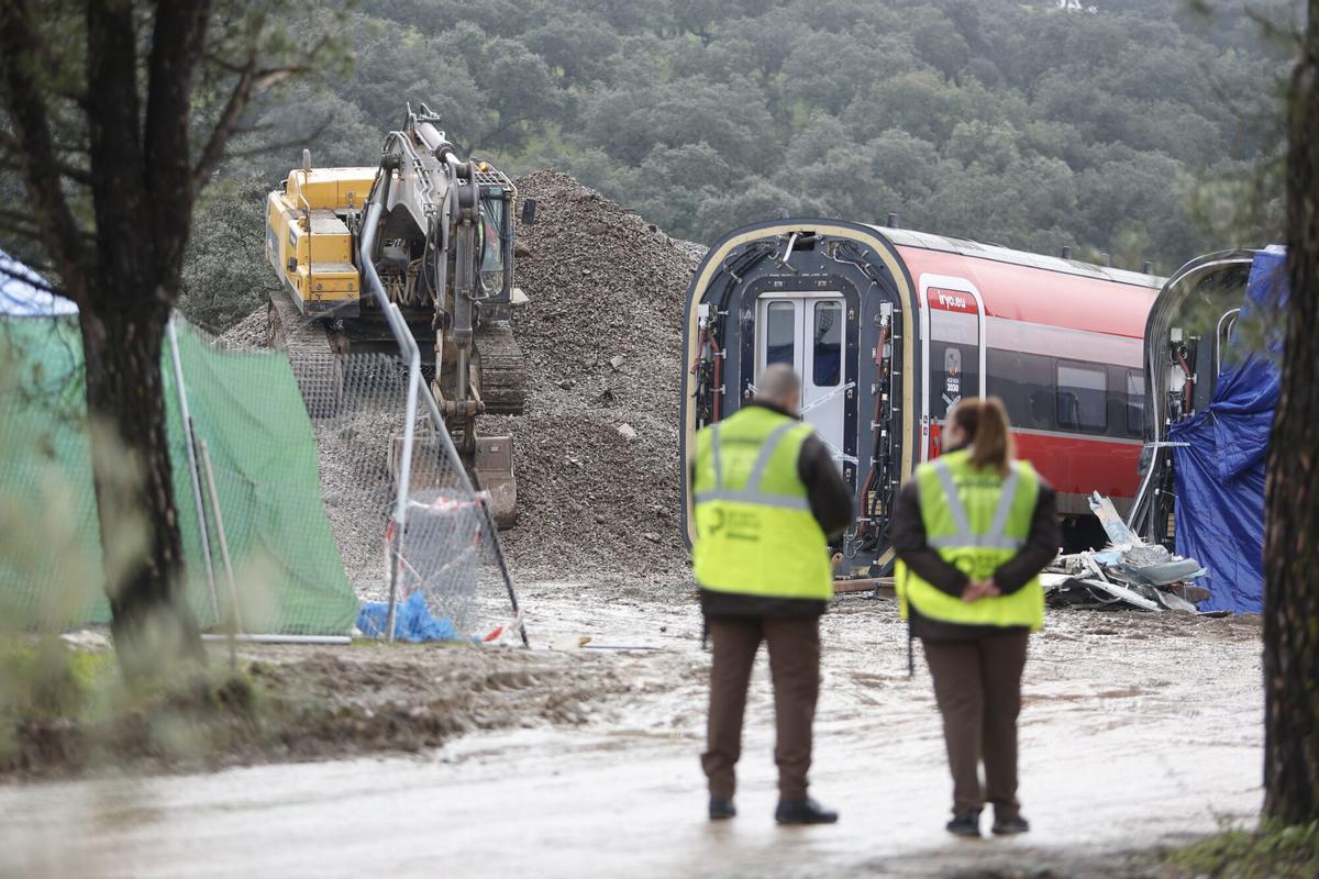 Trabajos en la zona cero de Adamuz tras el accidente ferroviario.