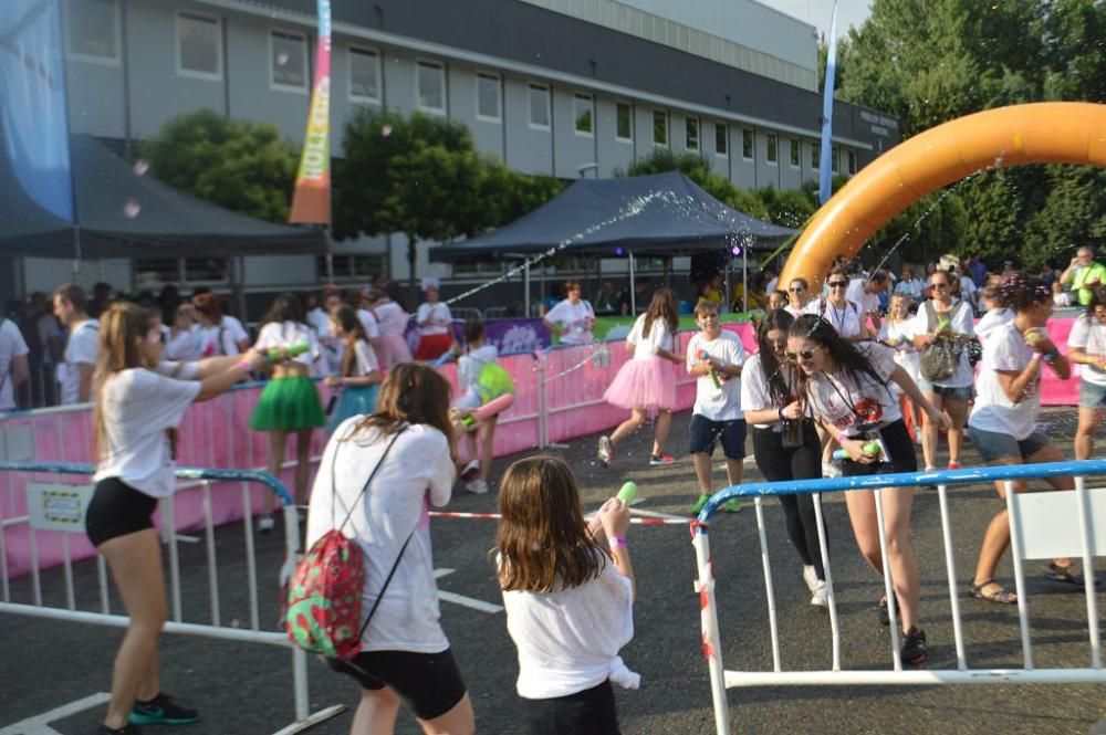 Un millar de personas disfrutan de los ''polvos holi'' en San Pedro