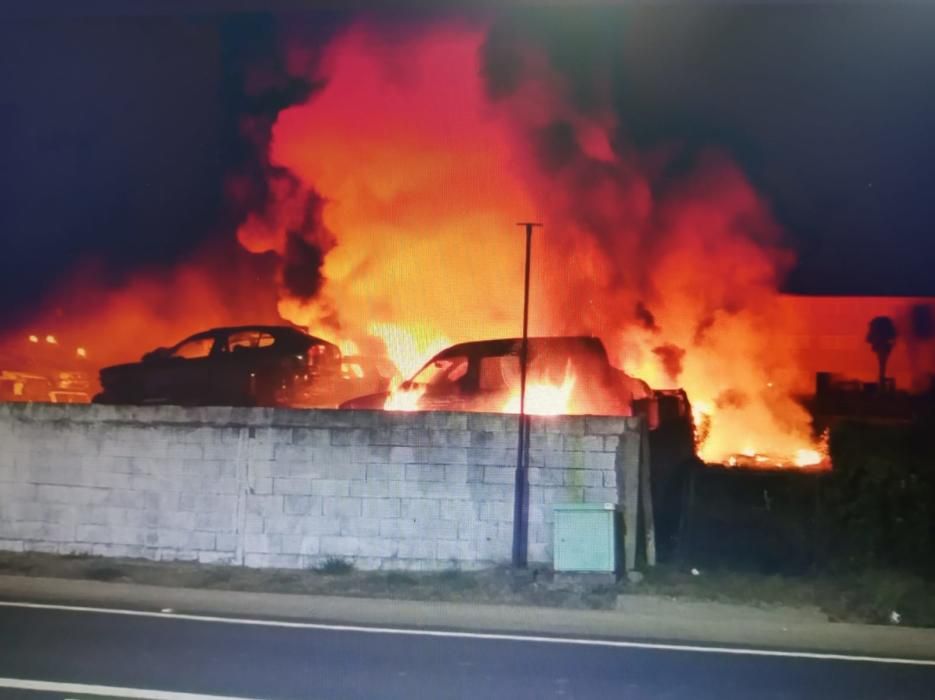 Las llamas calcinan de madrugada varias decenas de vehículos en un desguace de Nigrán