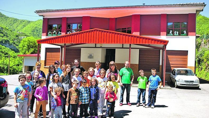 Alumnos y profesores del colegio de Campo de Caso, frente al centro.