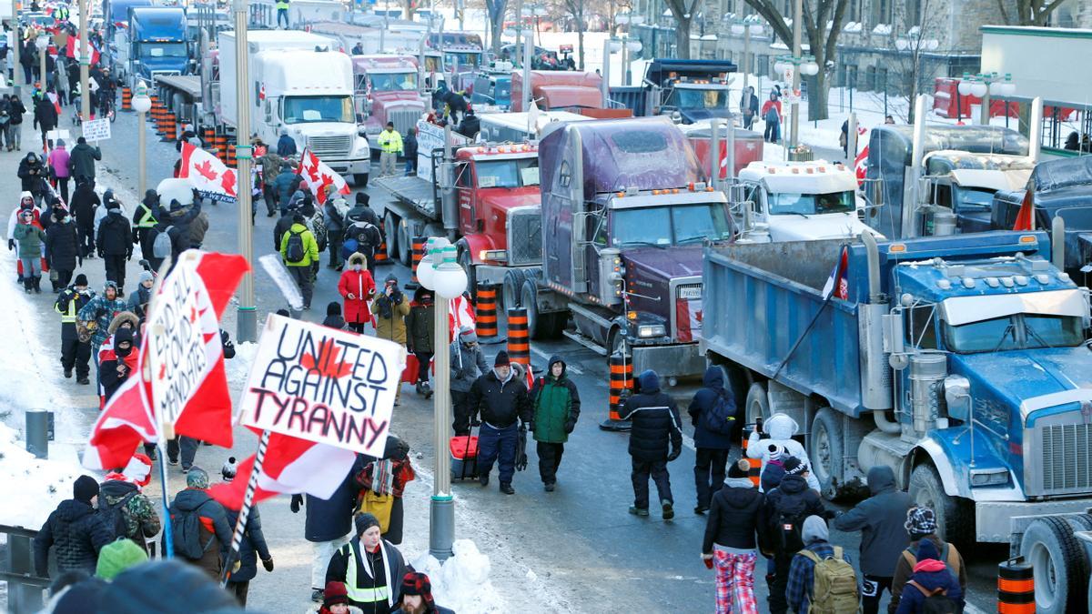 Caminioneros y manifestantes en una de las fronteras canadienses