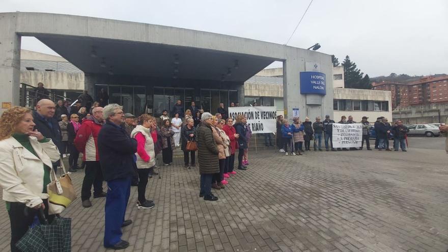 Los vecinos se movilizan ante el temor de que la fusión de áreas sanitarias conlleve cerrar consultorios en el Nalón