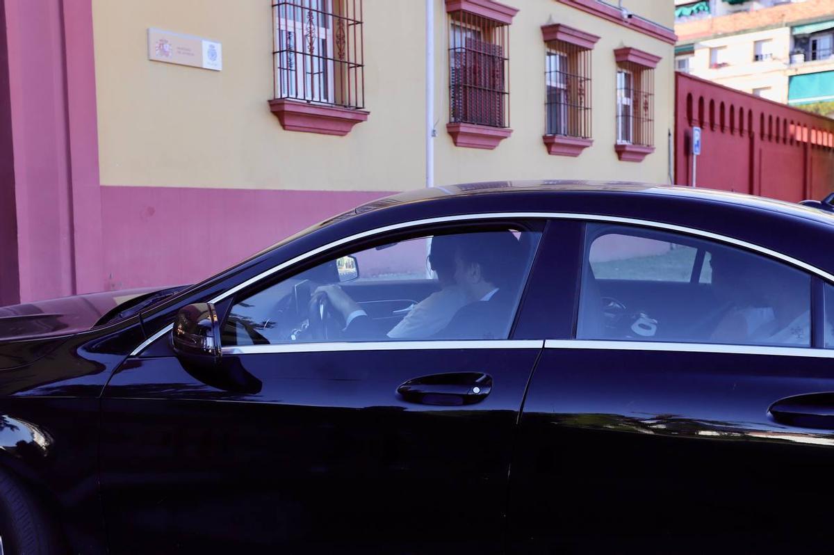 La mujer apuñalada llega a la comisaría de Policía con su abogado este jueves.