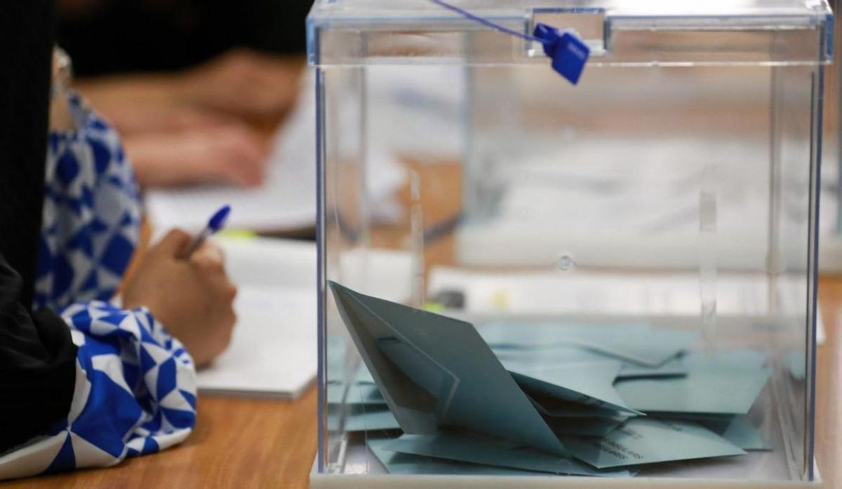 Mesa electoral de las elecciones municipales / e. p.