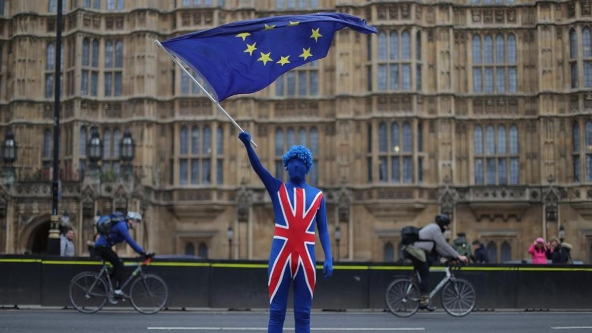 Un ciudadano británico contrario al 'brexit' enarbola una bandera de la UE en Londres.