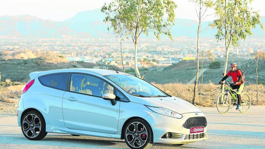 Los Fiesta ST y ST200 declaran sus intenciones con aditamentos aerodinámicos y unas llantas muy llamativas de 17 pulgadas; lo que está bajo el capó redondea (y de qué manera) su aspecto deportivo.