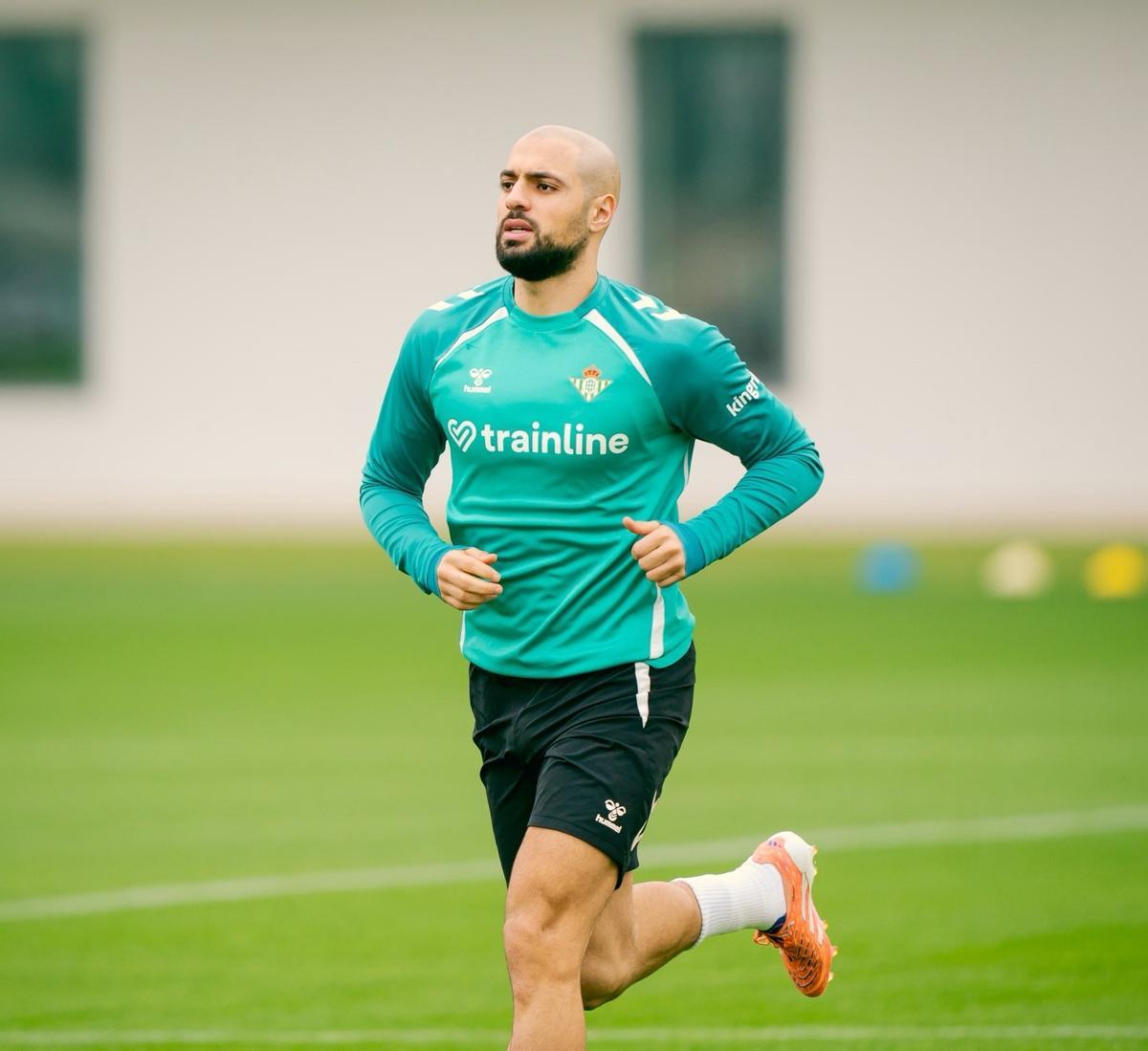 Sofyan Amrabat, en un entrenamiento parcial con el Betis esta semana mientras se recupera de su lesión