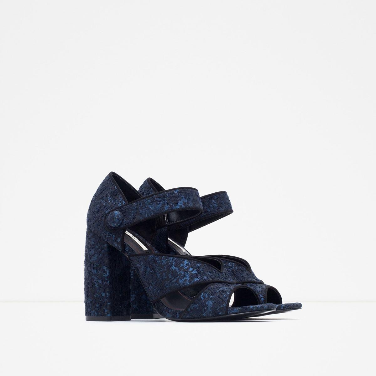 Sandalia tacón ancho, Zara (39,99€)
