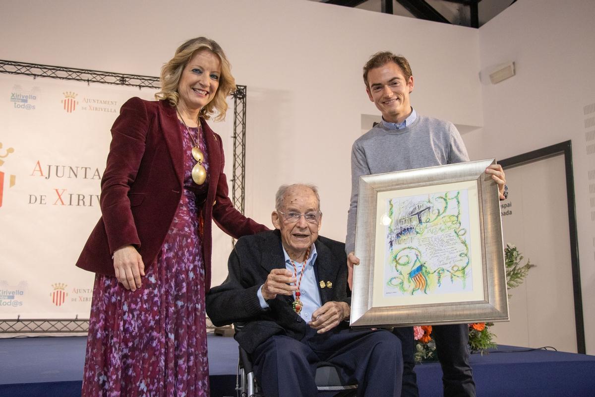 La alcaldesa, Paqui Bartual, junto a Vicent March.