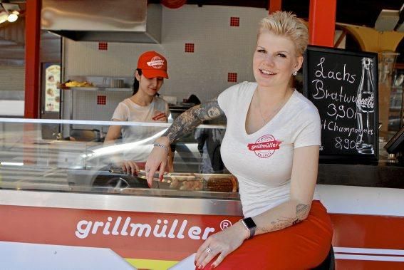 Schlagersängerin Melanie Müller eröffnete am 14.04. an der Playa de Palma  ein Grillwurst-Stand.