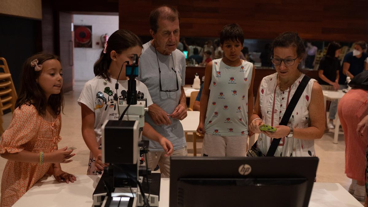 En el centro el biólogo Antonio Guillén con varios de los asistentes al taller del Etnográfico