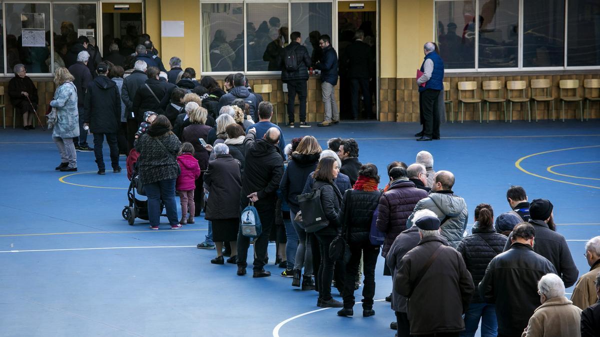 Barcelona ( Barcelones )  21.12.2017.    Politica.  21D. Votaciones para las Elecciones al Parlament de Catalunya.            DG. 171221     ex: 0299          en la foto:   Ambiemte y votacion en el colegio,  La Salle de Gracia                foto:  PUIG,  JOAN