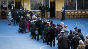 Colas en un colegio electoral en las elecciones autonómicas del 21 de diciembre de 2017.