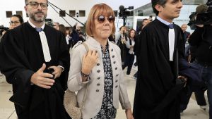 Esta es la gran ovación que recibió Gisèle Pelicot al salir del juzgado de Aviñón