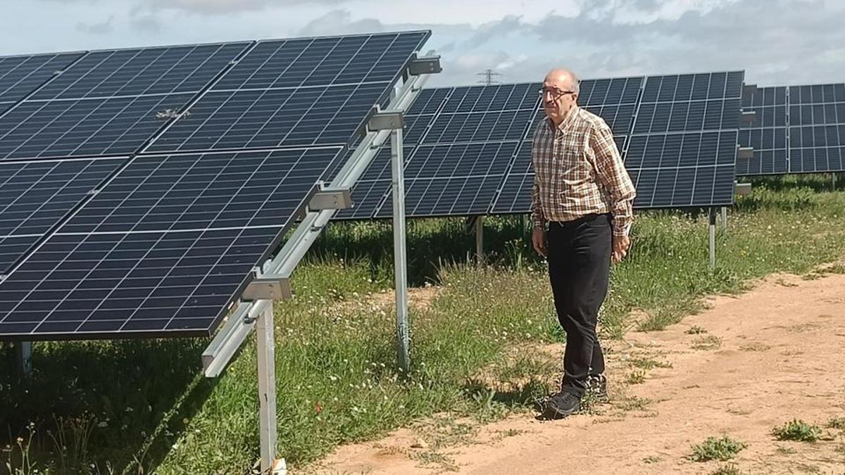 El alcalde Manuel Rando, junto las placas solares.