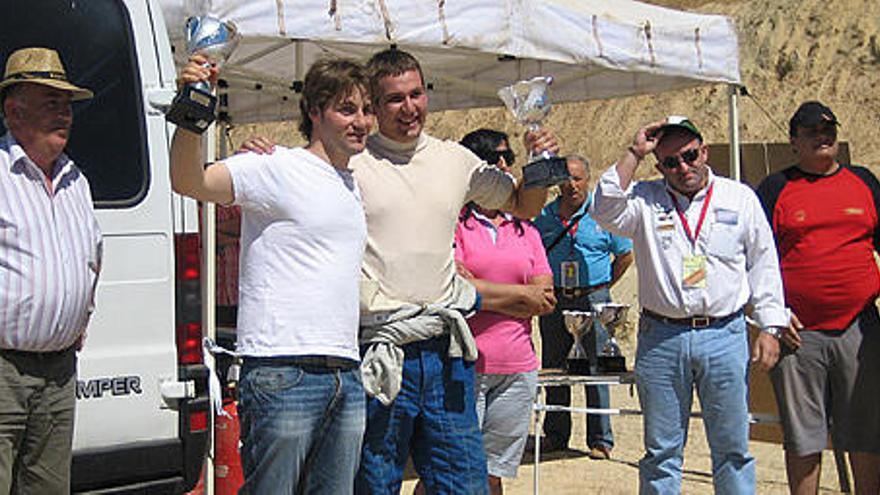 Iván Posado recibe el trofeo que le acredita como vencedor de la prueba.