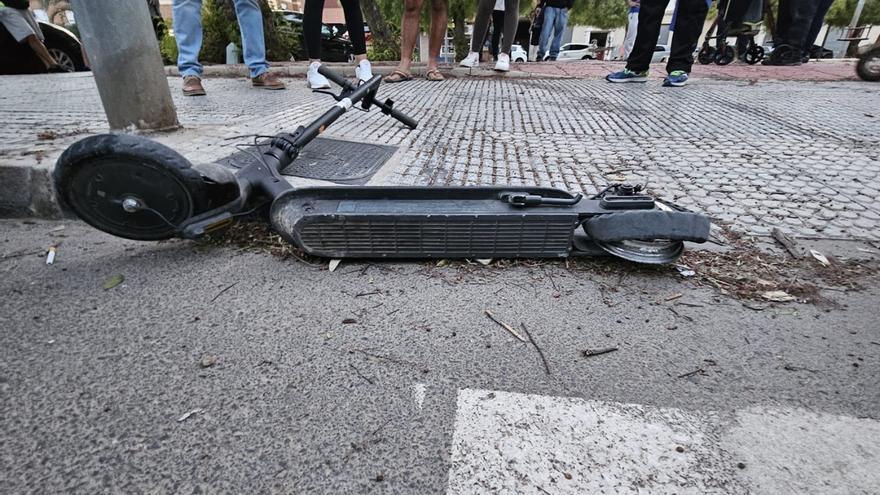 Herida una menor de 16 años al estrellarse contra un coche cuando iba en patinete por Cartagena