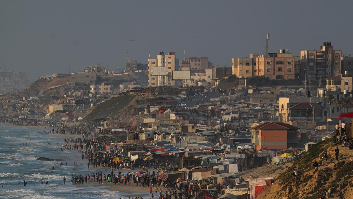 Palestinos desplazados en la playa de la Franja de Gaza.
