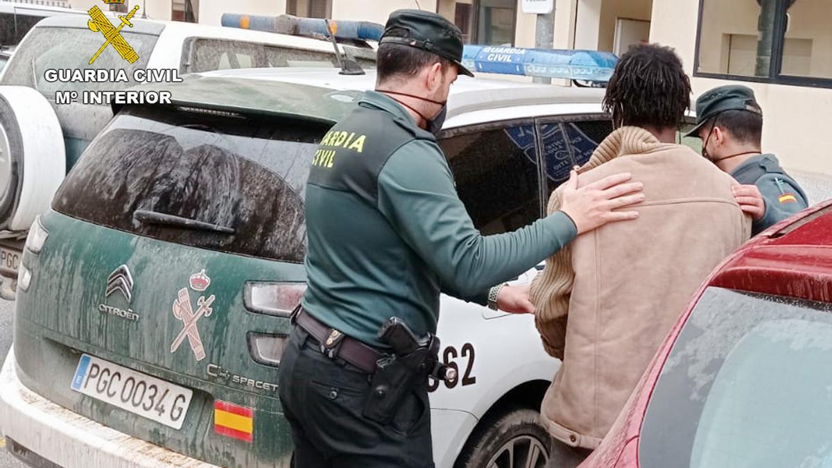 El detenido, llevado por la Guardia Civil.