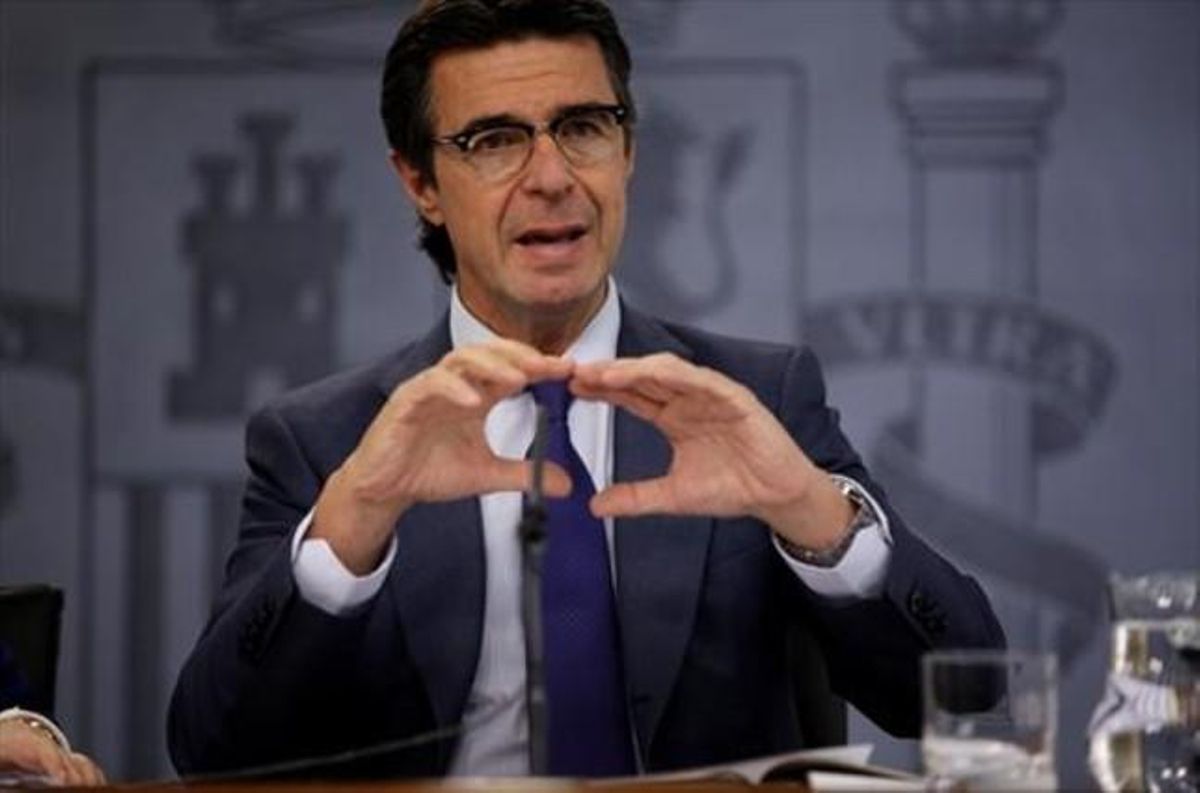 El ministre José Manuel Soria, ahir, en la roda de premsa posterior al Consell de Ministres.