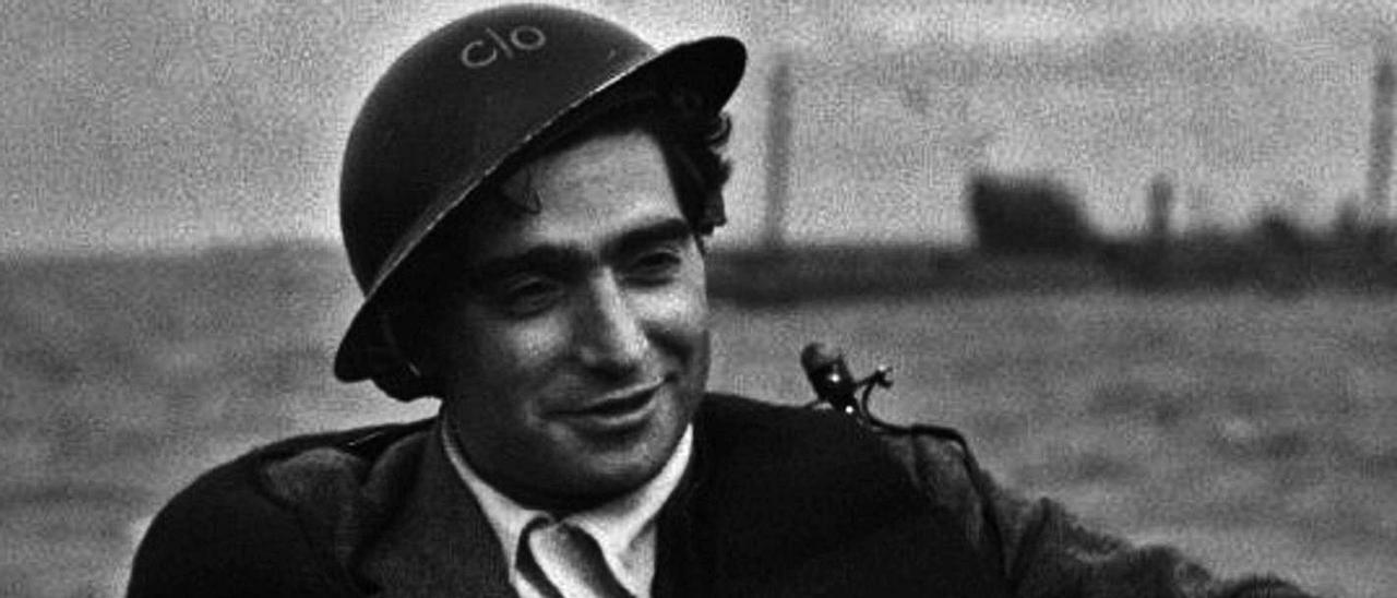 Robert Capa, a bordo de una de las barcazas que atacaron Normandía.