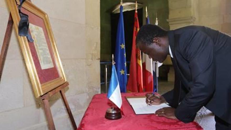 El cónsul de Francia en Alicante, Sénakpon Gbassi, durante la firma.