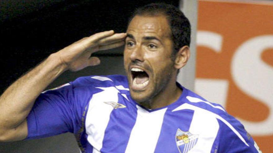 Salva Ballesta celebra un gol con el Málaga.