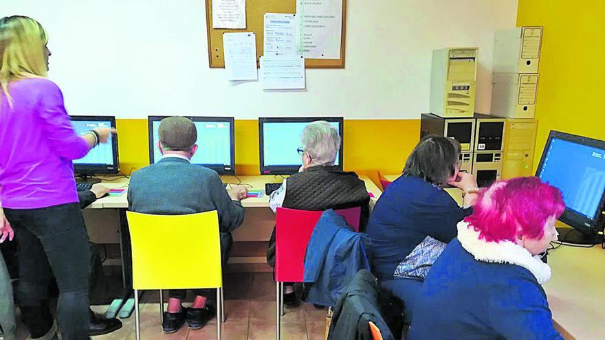 Residents del Centre, al Punt Òmnia de l&#039;Escala, aprenent les noves tecnologies digitals.