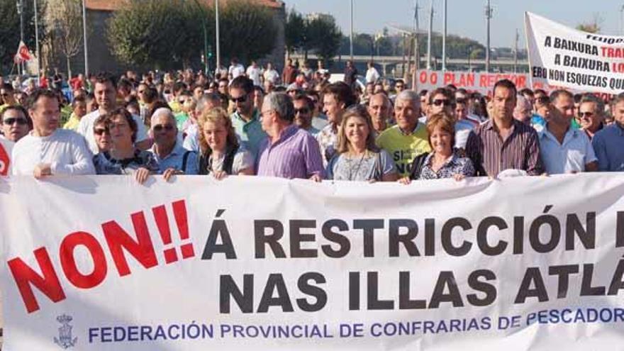 Movilización de los pescadores, ayer ante la sede del Parque Nacional en Vigo.  // Jorge Santomé