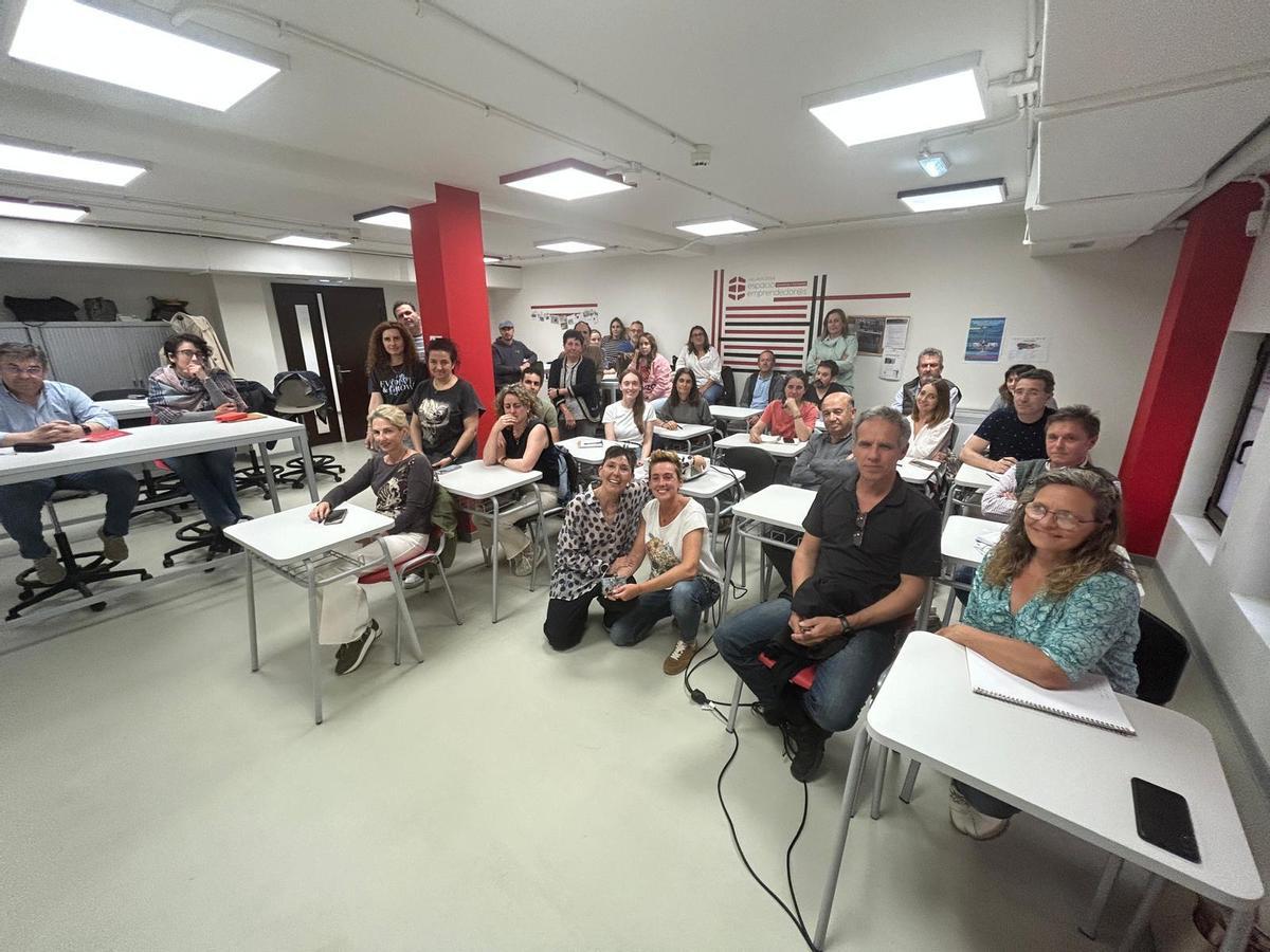 Sandra Romero, en el centro, tras un taller en Villaviciosa.