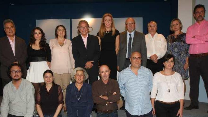 Los premiados junto al decano de la Facultad de Periodismo, Juan Antonio Galindo, el director del Ateneo, Diego Rodríguez Vargas y Chantal Pérez, de la UMA.