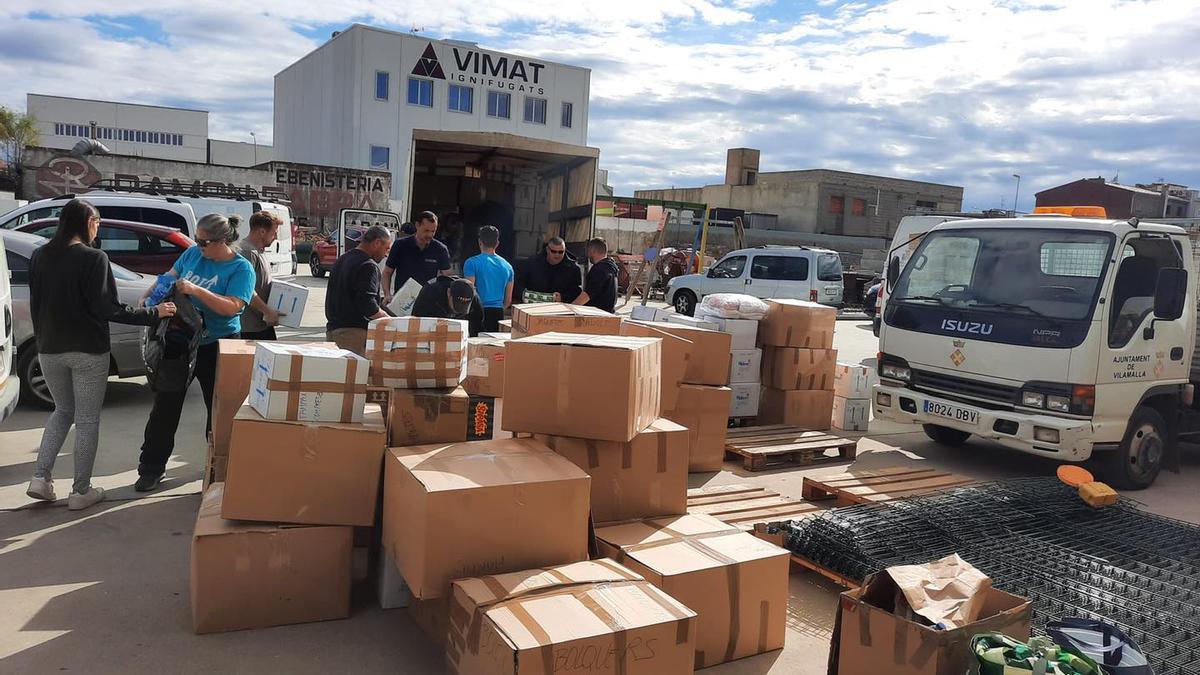 En una nau de Vilamalla es concentra un gran volum d’ajuda humanirària que s’envia a Girona i d’aquí a la frontera de Polònia amb Ucraïna