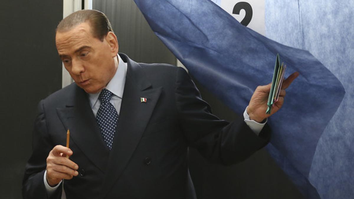 Silvio Berlusconi, el lunes, en un colegio electoral de Milán.