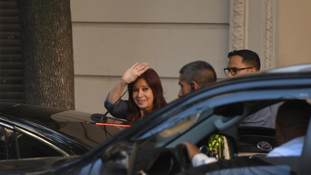 Cristina Fernández deKirchner saluda antes del juicio en el que fue condenada.