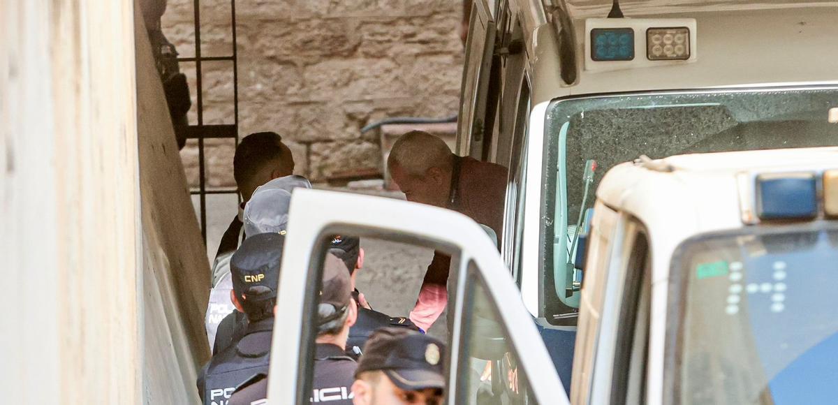 Imagen del sospechoso del crimen que estaba enfrentado con Tavira a su llegada a los juzgados.