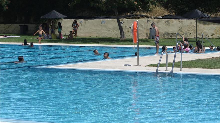 El PSOE pide al alcalde que abra las piscinas municipales de calle Marbella y Fuensanta