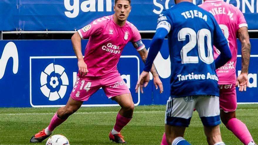 Un momento del partido entre el Real Oviedo y la UD Las Palmas