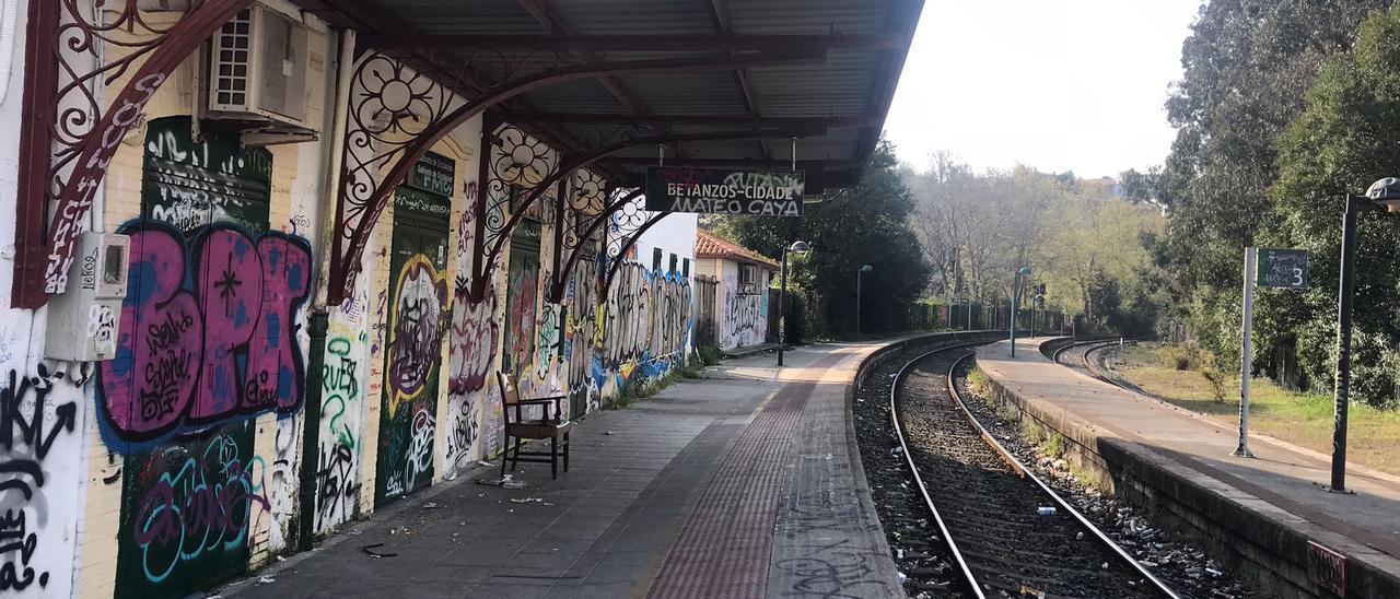 La estación de tren de Betanzos, totalmente cubierta de pintadas.