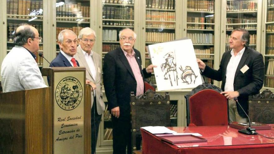 Antonio Sabino (segundo por la izquierda), junto a Alfredo Liñán, en el encuentro que se celebra en Badajoz.