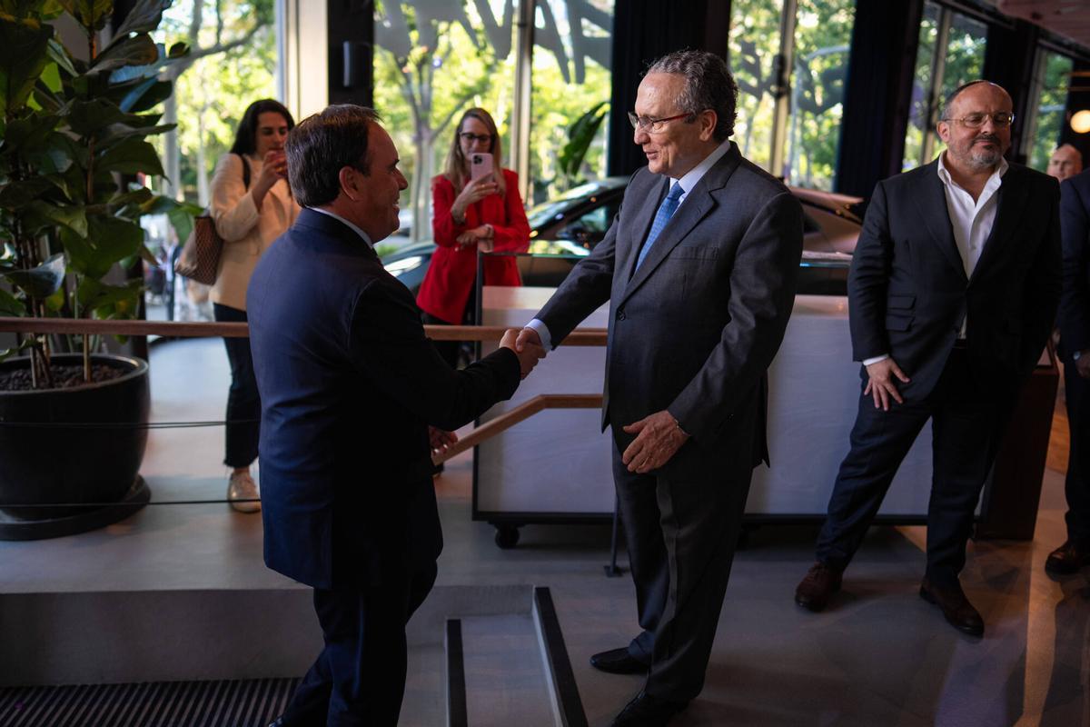 Ambiente del Afterwork en Casa Seat con Juanfran Pérez Llorca. En la foto Javier Moll, presidente de Prensa Ibérica; y Juanfran Pérez Llorca, presidente de la Comunitat Valenciana.