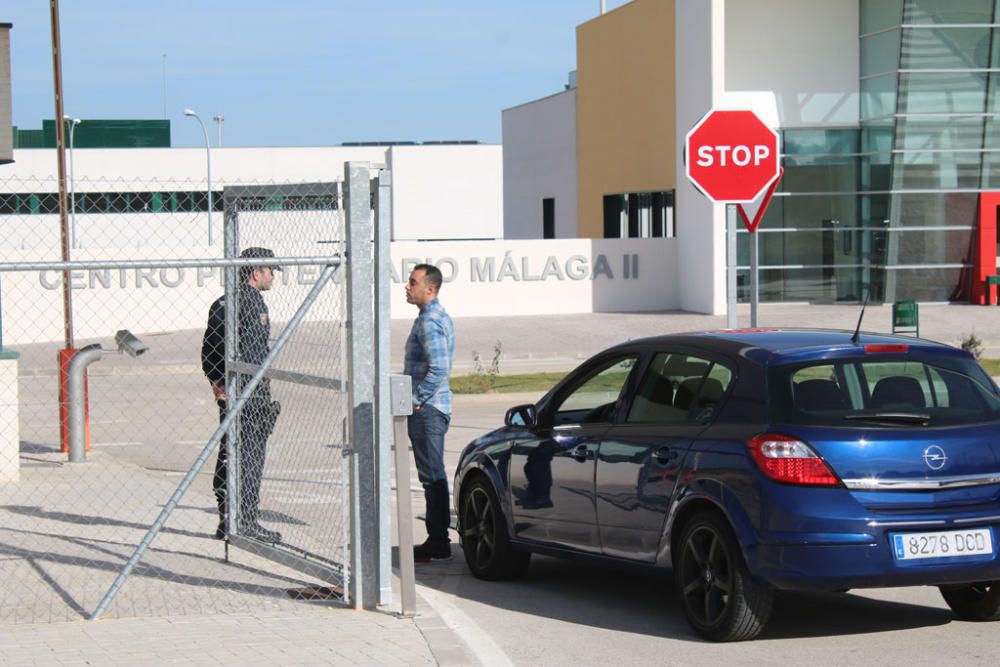 Los familiares de los inmigrantes irregulares internados en el Centro Penitenciario Málaga II, situado en Archidona, se agolpan cada día a las puertas de la prisión
