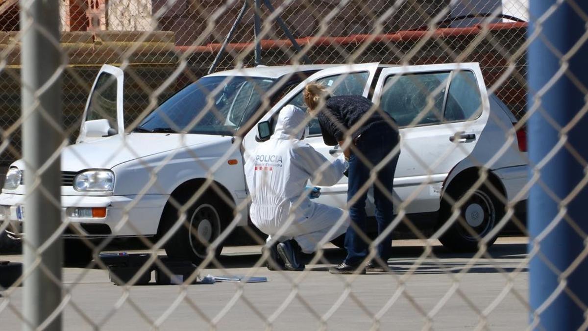 La policia inspeccionant el vehicle on va apareixer el cadaver de Roses  aquest 13 d abril del 2021  (Horitzontal) Gemma Tubert ACN