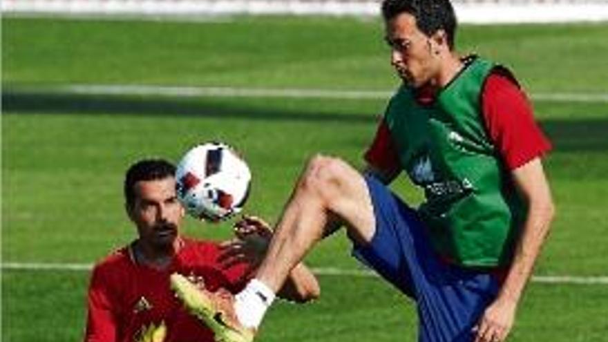 Sergio Busquets disputa una pilota en un entrenament de la selecció.