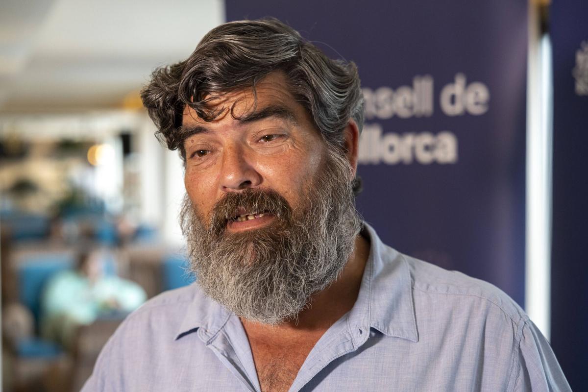 Pedro Bestard atendiendo a los medios durante la presentación del programa 'Viu en jove!'.