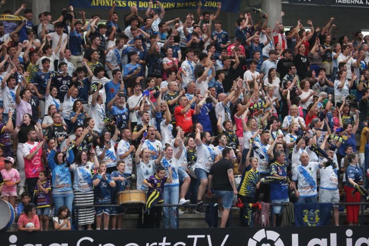 La afición de O Gatañal celebra un gol del Frigoríficos. |  // SANTOS ÁLVAREZ