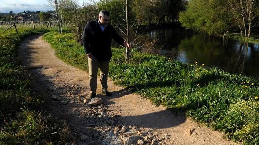 Aragunde, ayer, en una de las zonas dañadas de la senda. // Iñaki Abella