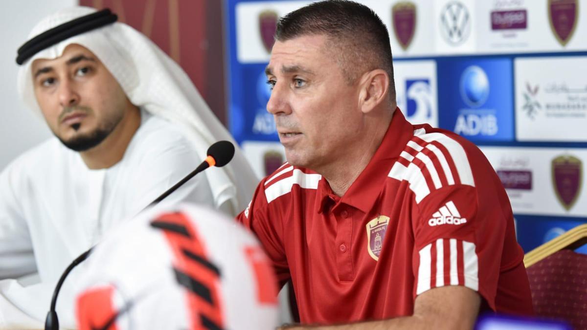 Arno Buitenweg, durante una rueda de prensa con el Al Wahda.