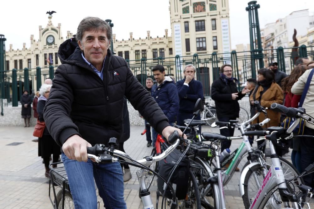 Perico Delgado pasea por el carril bici con Ribó y Grezzi